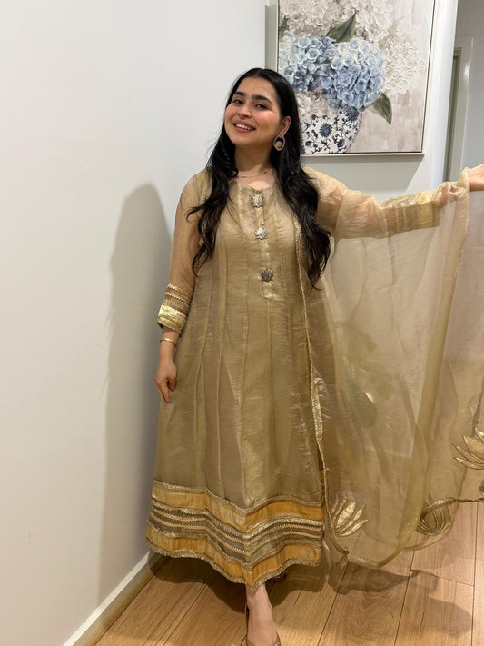 Nidhi (golden)