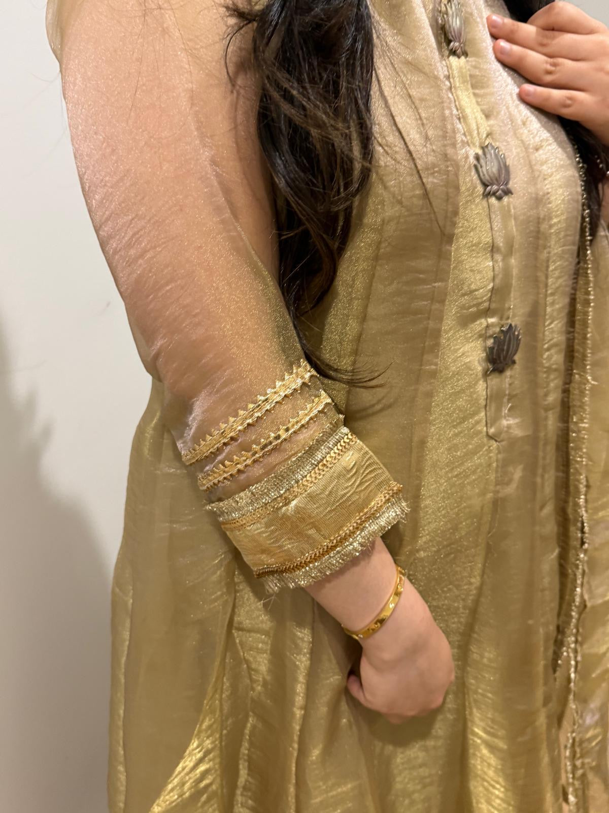 Nidhi (golden)